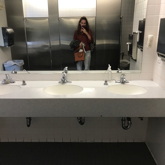 Meet your Posher, Nicole - Picture 1 of 1